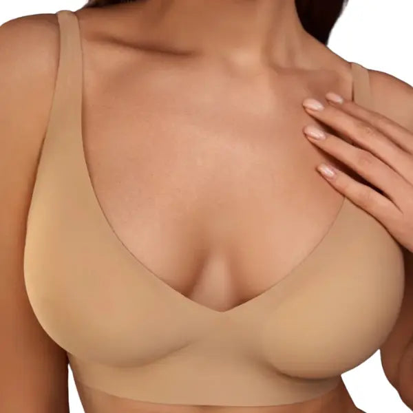 Close-up do soutien triangular caramelo sem aro com decote em V