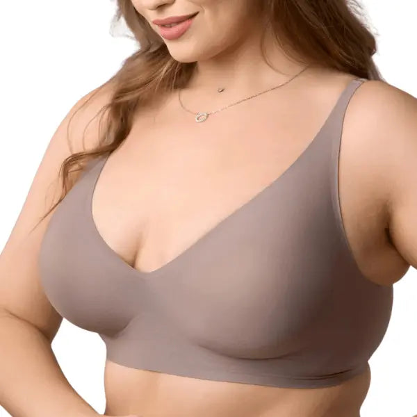 Modelo a usar soutien triangular nude sem aro em pose angular