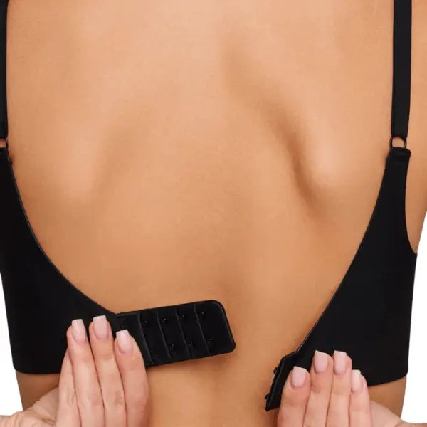 Detalhe do fecho traseiro do soutien triangular preto