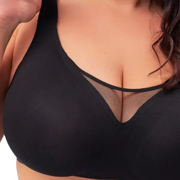Detalhe do decote em tule transparente no soutien preto sem aro
