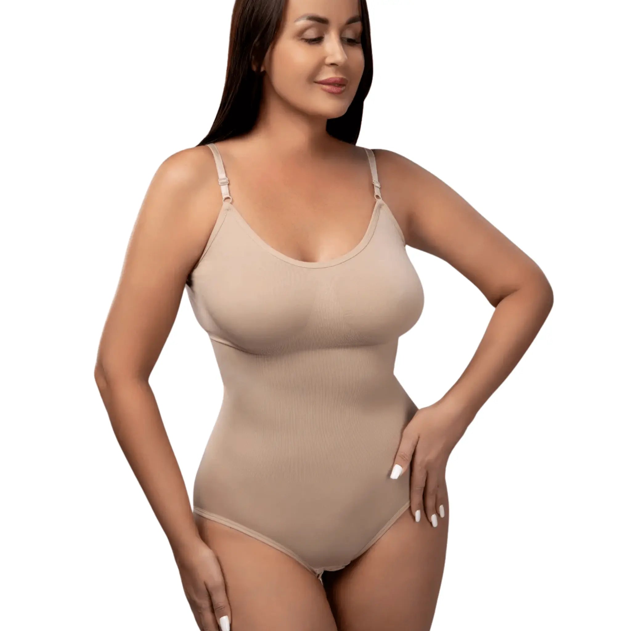 Body modelador bege sem costura visto de frente em modelo curvilínea