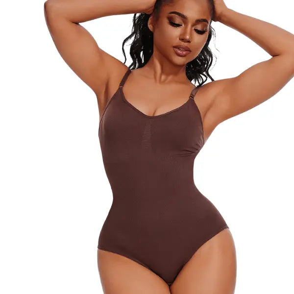 Modelo com body modelador marrom sem costura de alças finas