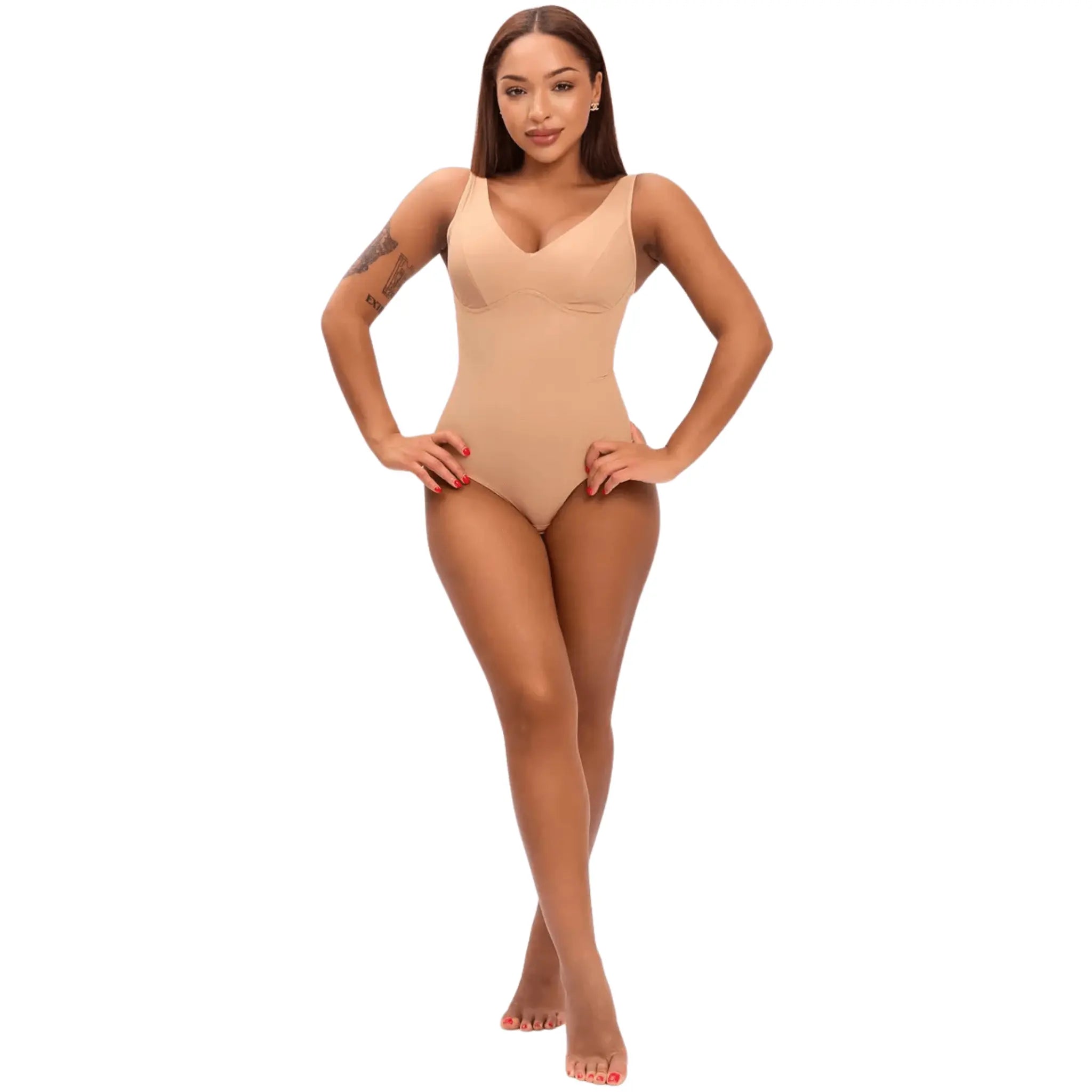 Modelo em pé usando body modelador bege