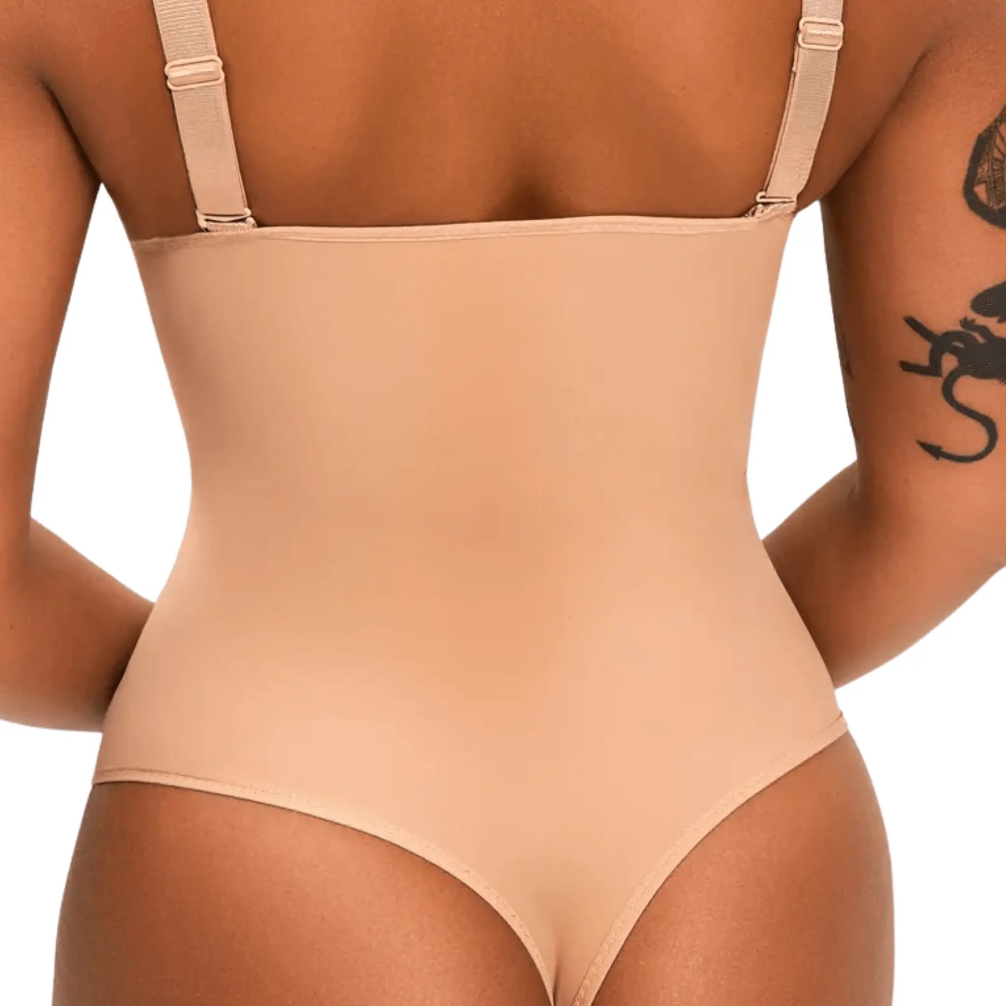 Parte traseira em cor bege com acabamento tanga
