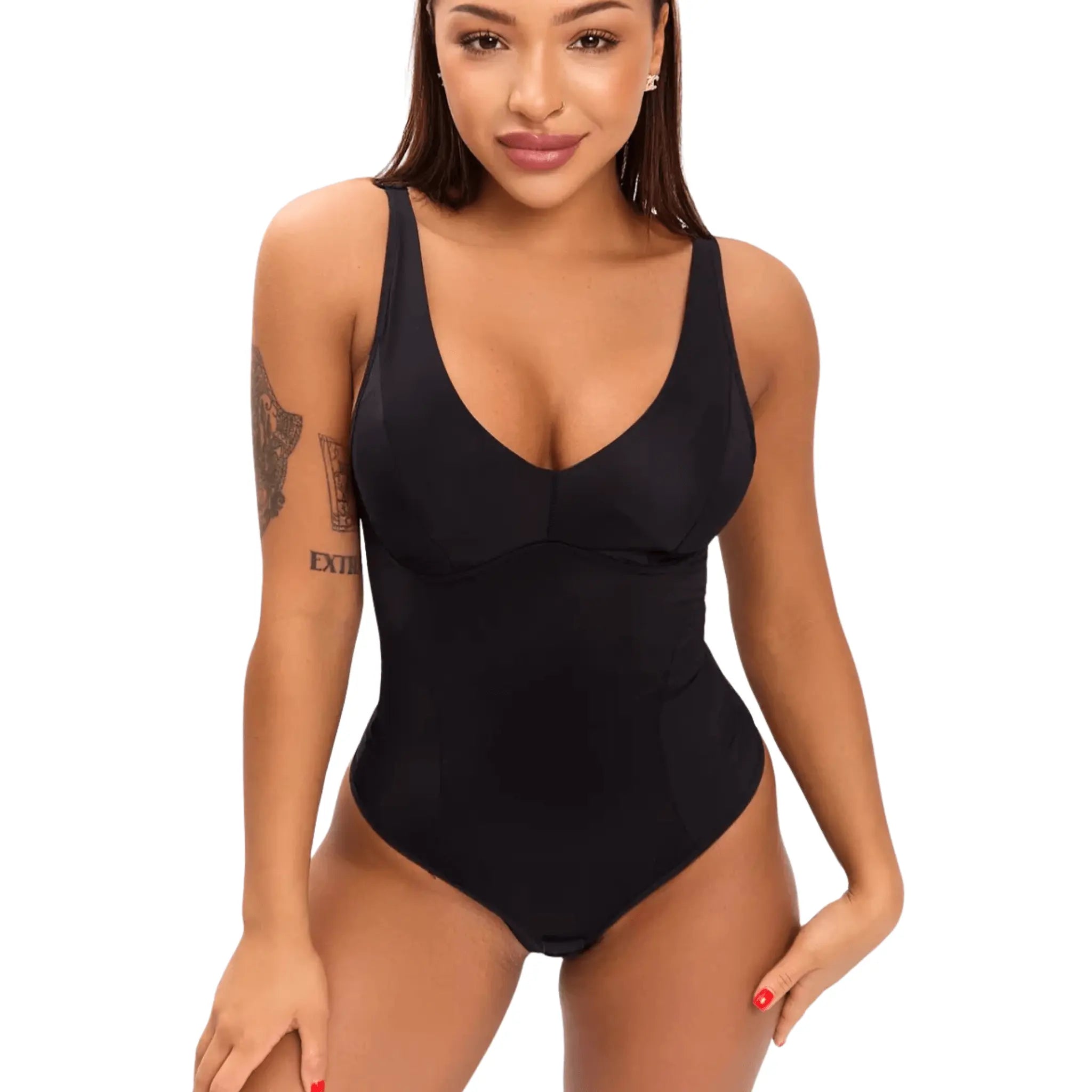 Modelo a usar body modelador tanga preto de frente
