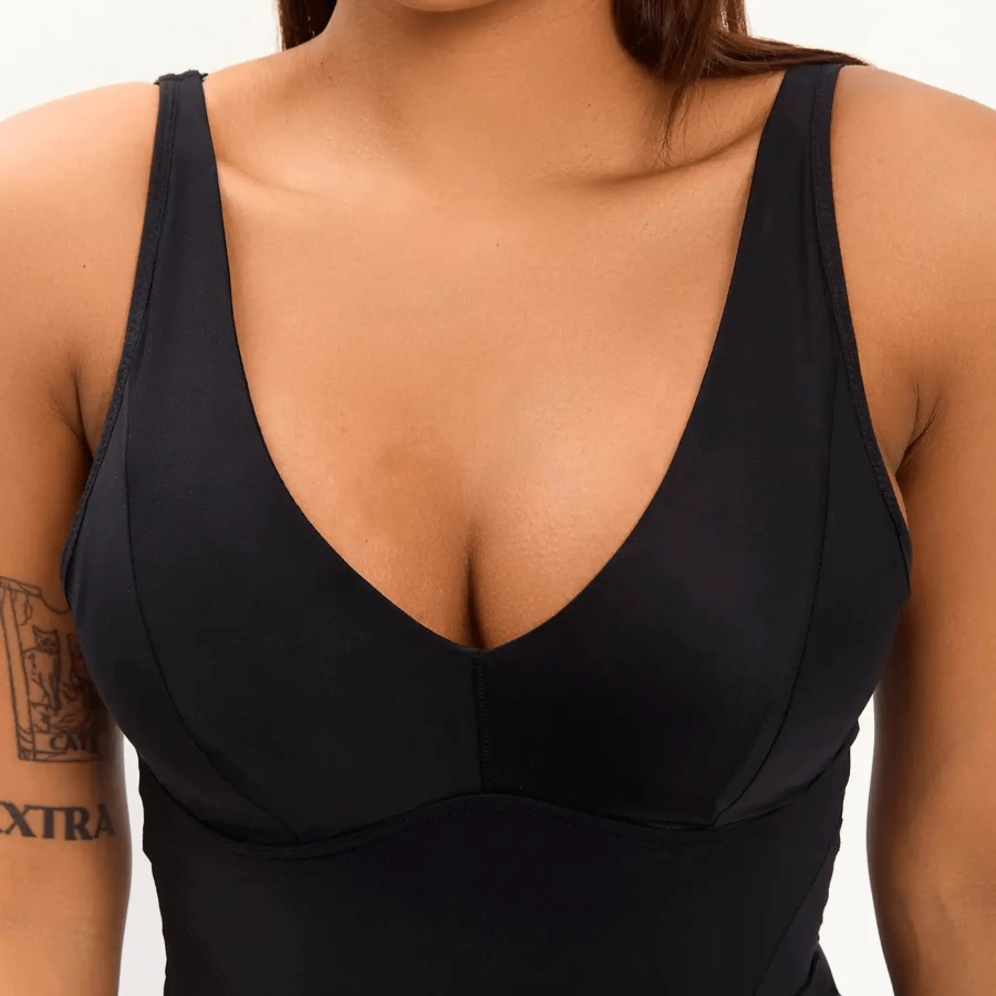Close no decote em U do body modelador tanga preto realçando o busto