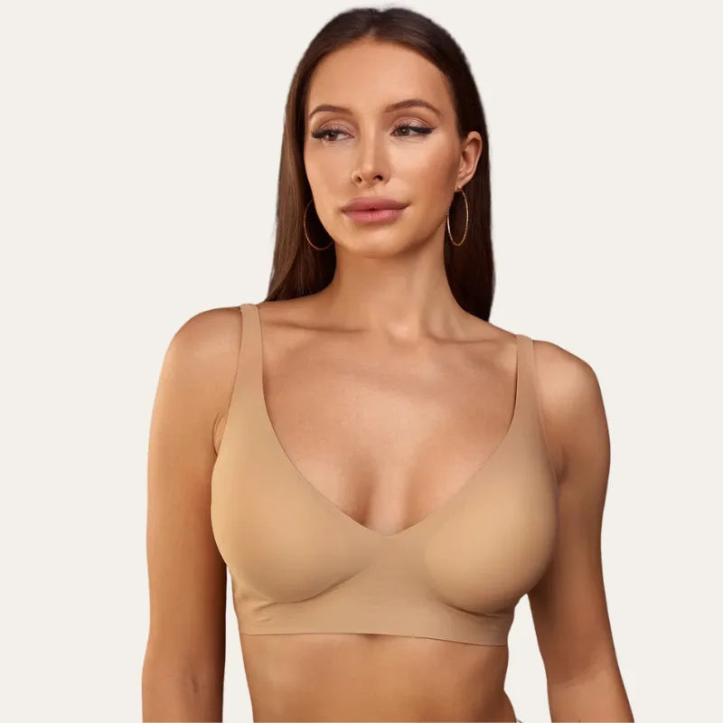 Bralette Noar Le Liss caramelo sem aros vista frontal em modelo com brincos dourados
