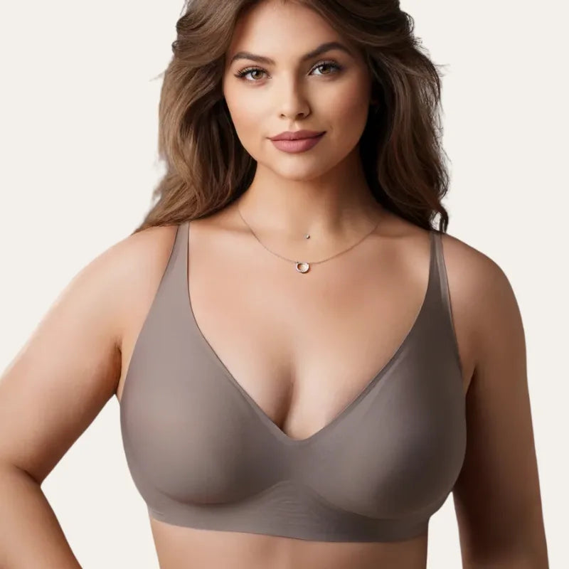 Bralette Noar Le Liss nude sem aros vista frontal em modelo plus size com colar prateado