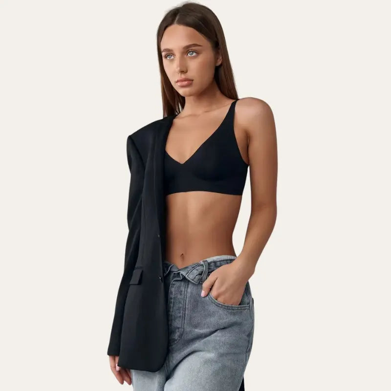 Bralette Noar Le Liss preto sem aros usado em look casual com blazer e calças de ganga