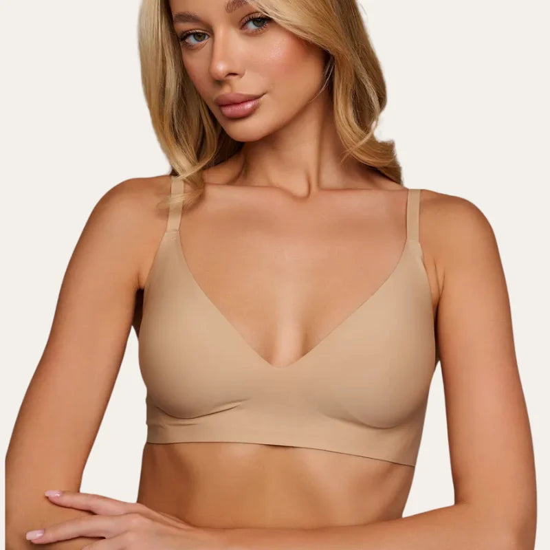Modelo a usar o bralette bege Le Liss com decote em V e alças finas ajustáveis para encaixe natural e elegante.