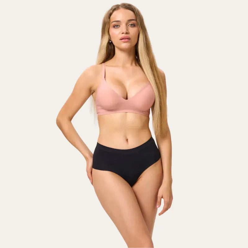 Bralette Sublime Le Liss rosé sem aros vista frontal em modelo com cueca preta