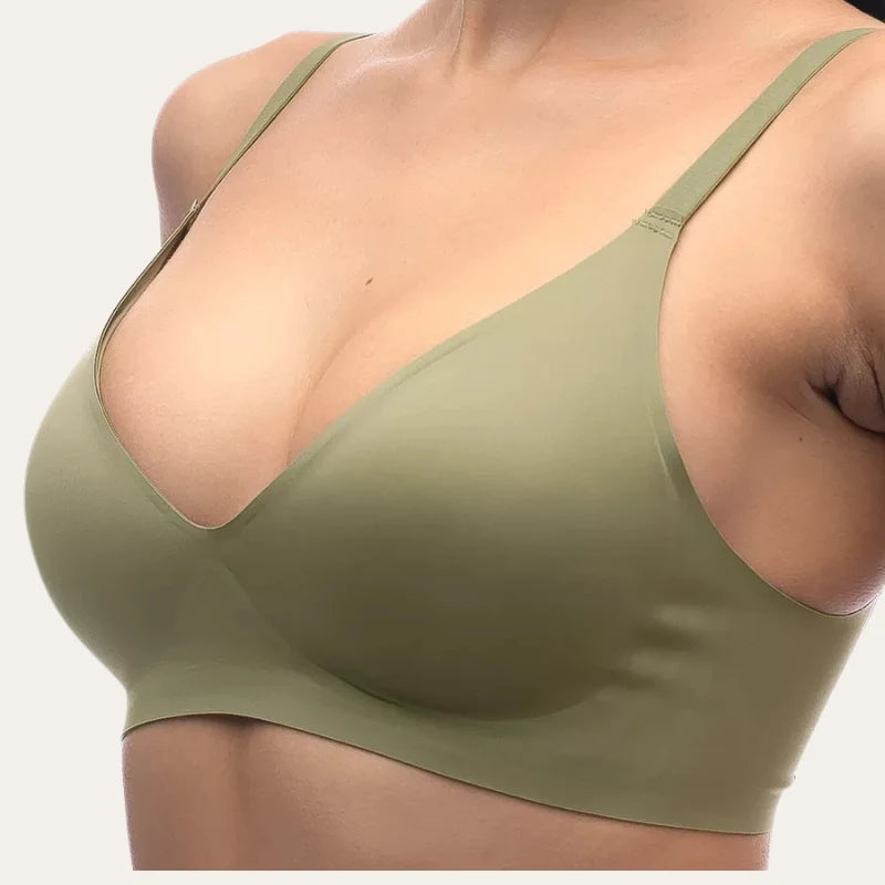 Detalhe do bralette verde oliva Le Liss a destacar o decote em V e o tecido elástico que se ajusta suavemente ao corpo.