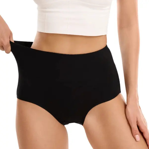 Modelo a mostrar a elasticidade da cueca de algodão preta cintura média.