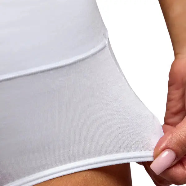 Close do tecido elástico da cueca de algodão branca cintura média.