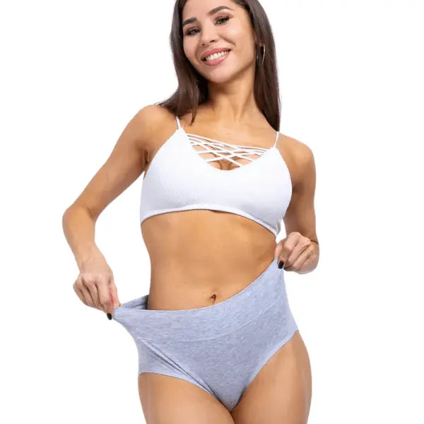 Modelo a usar cueca de algodão cinza cintura média com cós elástico confortável