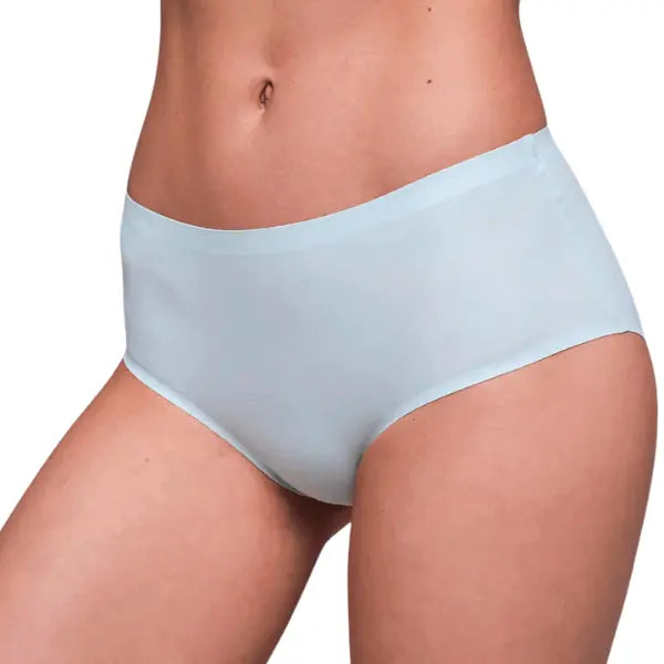 Close da cueca clássica sem costura a azul-celeste vista lateralmente, mostrando acabamento liso e invisível sob a roupa.