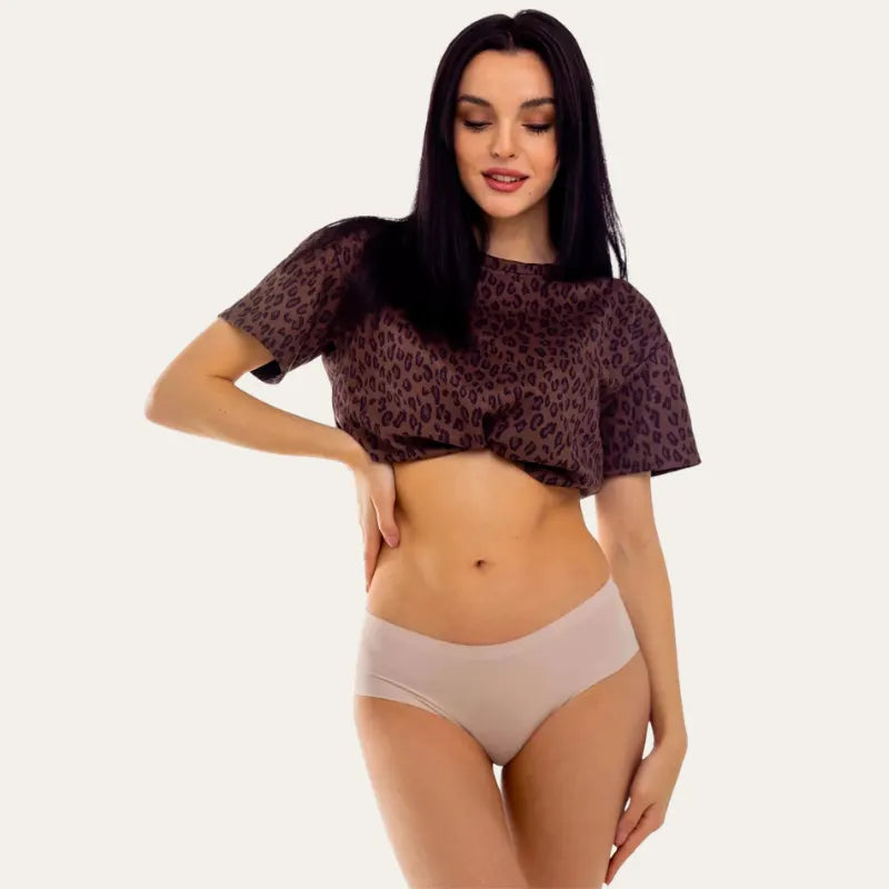 Modelo a usar cueca nude sem costura – Cuecas Essenciais Nude & Bege Le Liss