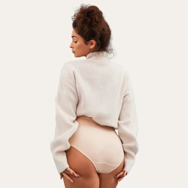 Vista traseira da cueca bege Pure Le Liss com cobertura total.