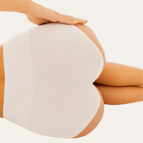 Vista de costas das Cuecas Pure Palum em Branco, cobertura total e cintura média
