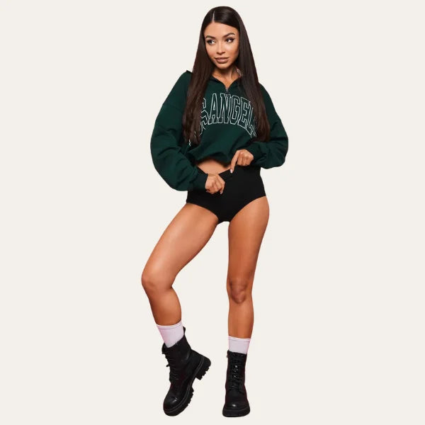 Modelo a usar cueca branca Pure Le Liss em algodão macio e cintura média, ideal para o uso diário.