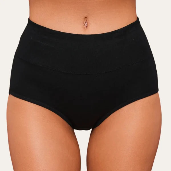 Vista frontal da cueca branca Pure Le Liss com cós largo e estrutura em algodão que se adapta ao corpo.