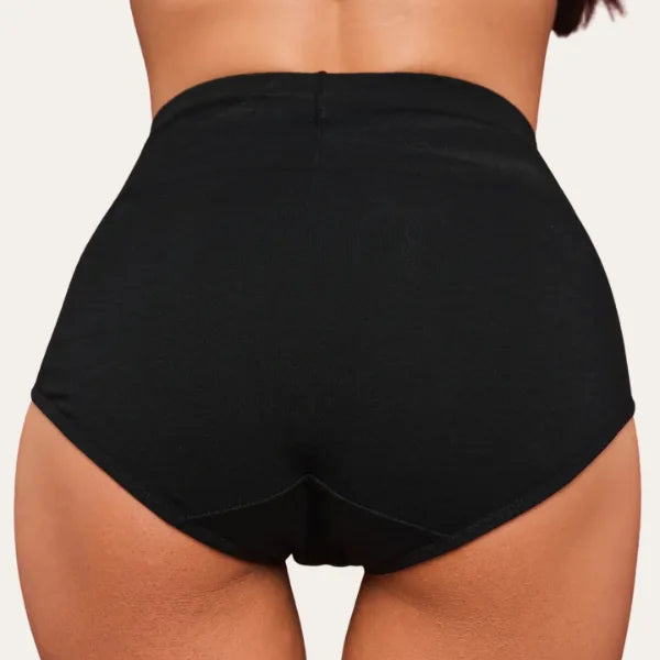 Vista traseira da cueca preta Pure Le Liss com cobertura total e costuras suaves que não marcam a roupa.
