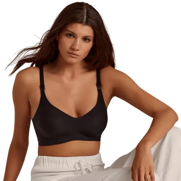 Modelo sentada com soutien amamentação preto sem aro e confortável