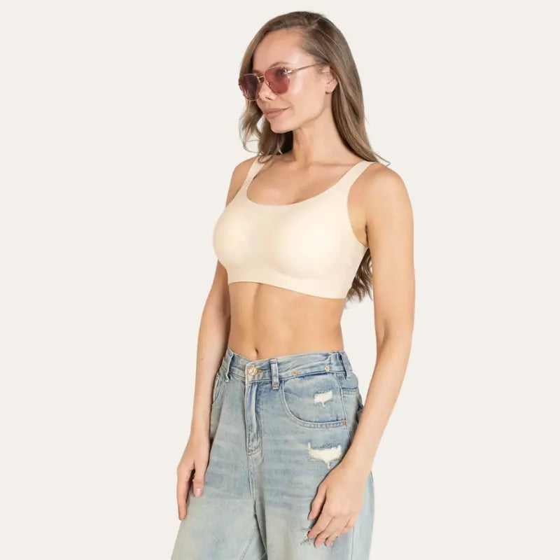 Soutien Aura Bege vestido por modelo com jeans, ajuste natural, lateral larga cobertura suave.