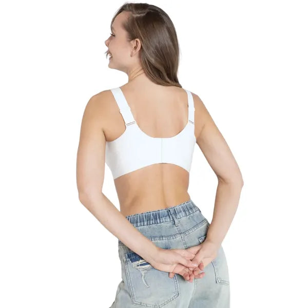 Modelo a usar soutien sem aro branco Aura com costas largas e fecho reforçado