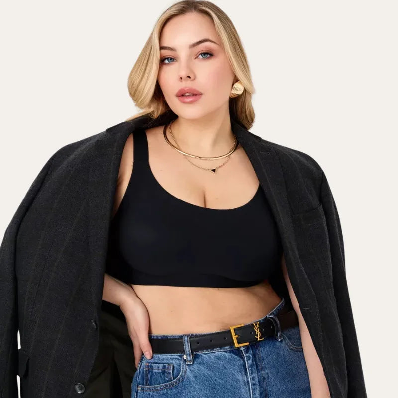 Soutien Aura Preto Le Liss sem aro, usado com blazer e jeans, vista frontal