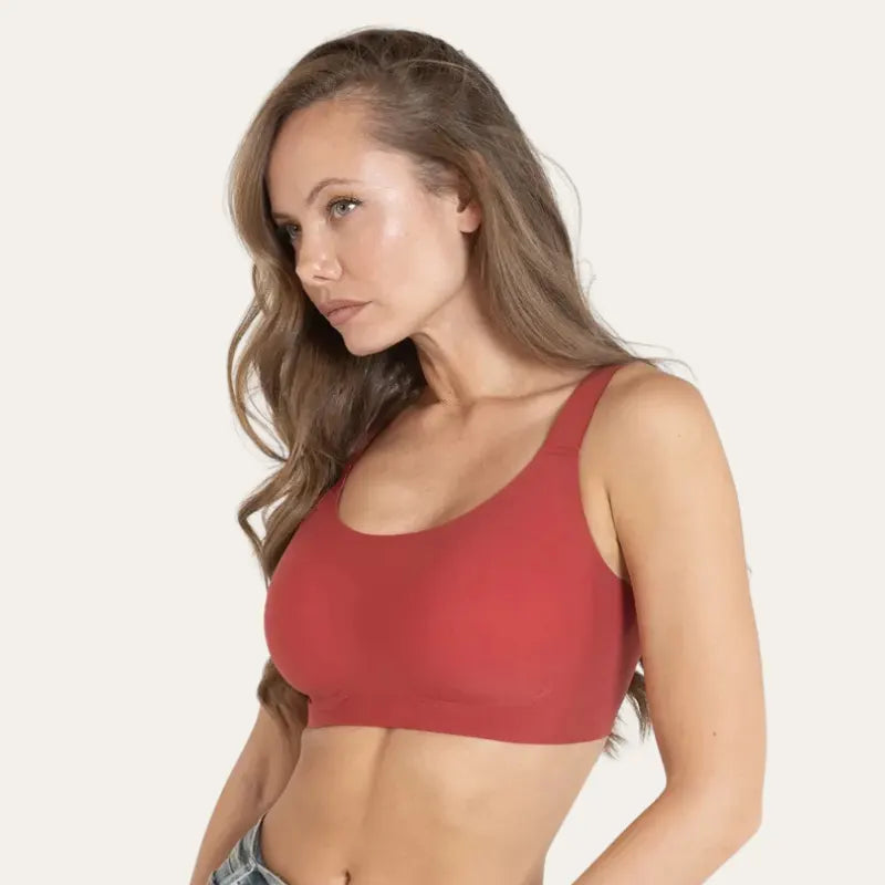 Soutien Aura Vermelho Le Liss sem aro, vista lateral na modelo com alças largas e acabamento liso