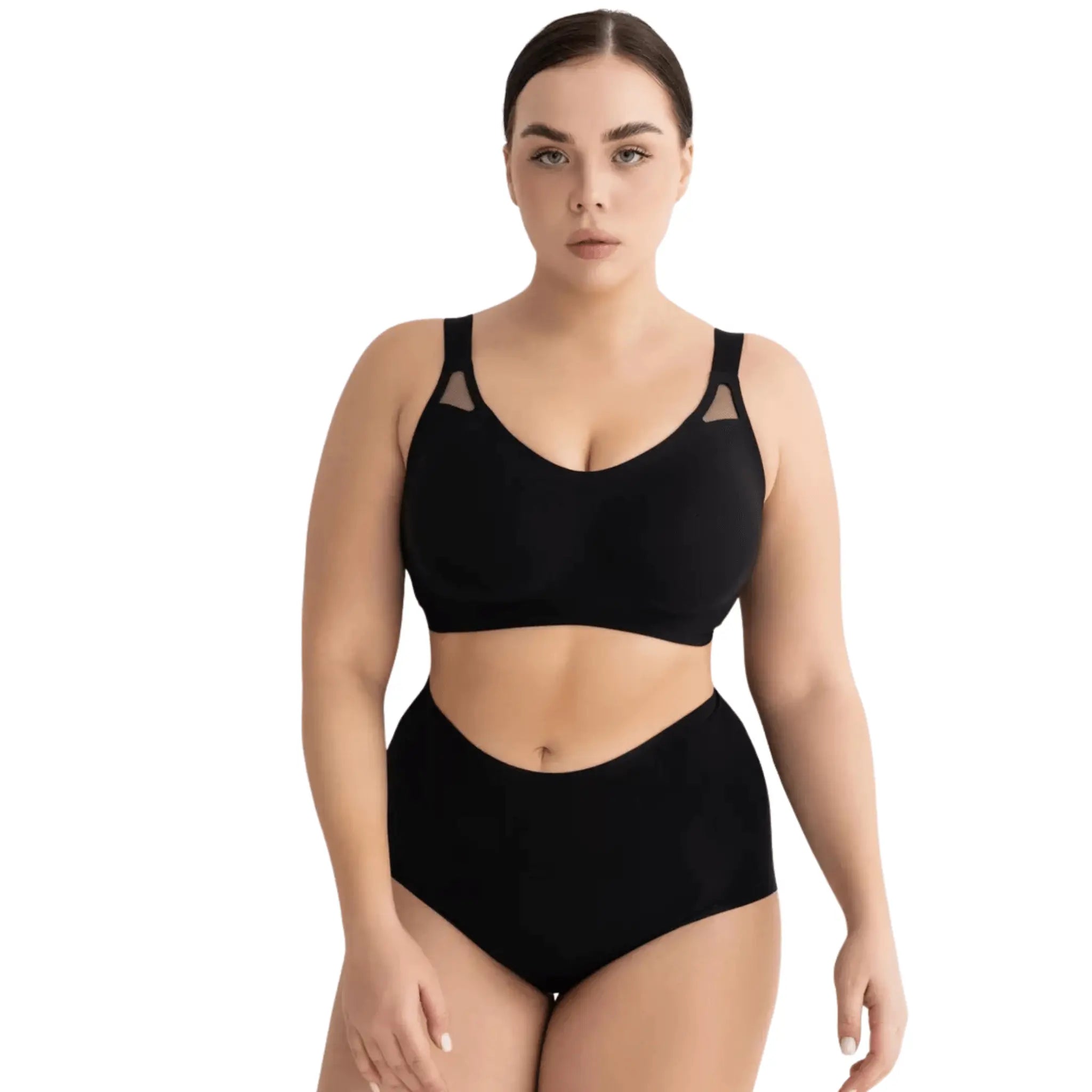Mulher usando conjunto de lingerie preto, com soutien Comfort Sem Aro e calcinha de cintura alta, posando de frente.