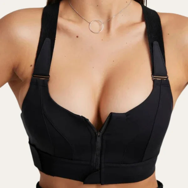 Close up da vista frontal do soutien desportivo Alba preto com fecho frontal e alças ajustáveis.