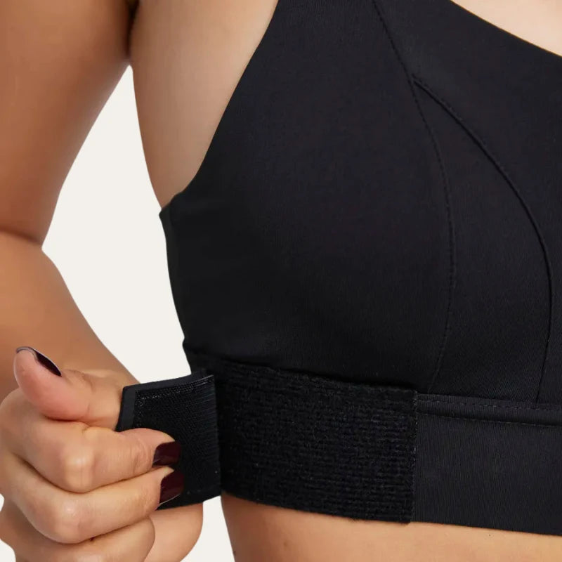 Detalhe do ajuste lateral em velcro do soutien desportivo Alba preto – Le Liss