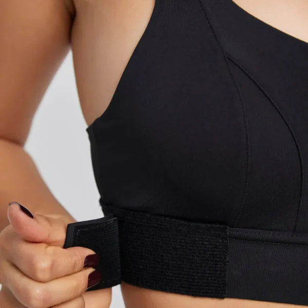 Detalhe da faixa inferior do soutien desportivo preto Alba Le Liss com fecho em velcro que garante sustentação e ajuste perfeito.