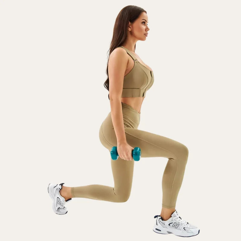 Modelo de perfil em movimento de afundo vestindo soutien desportivo Alba savana com leggings desportivas da mesma cor