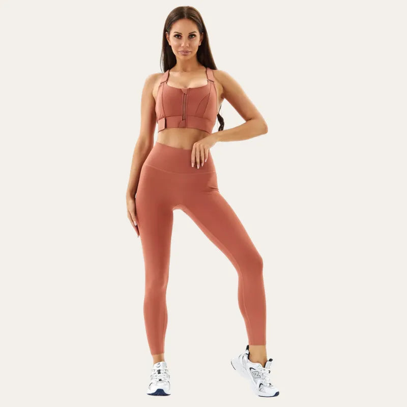Modelo usando o soutien desportivo Alba terracota combinado com uma legging terracota.