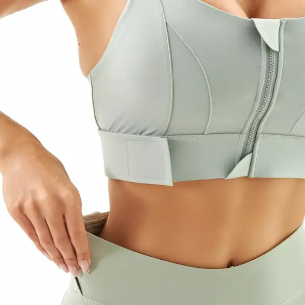 Fecho frontal protegido e costuras estruturadas do soutien desportivo branco gelo sem aro