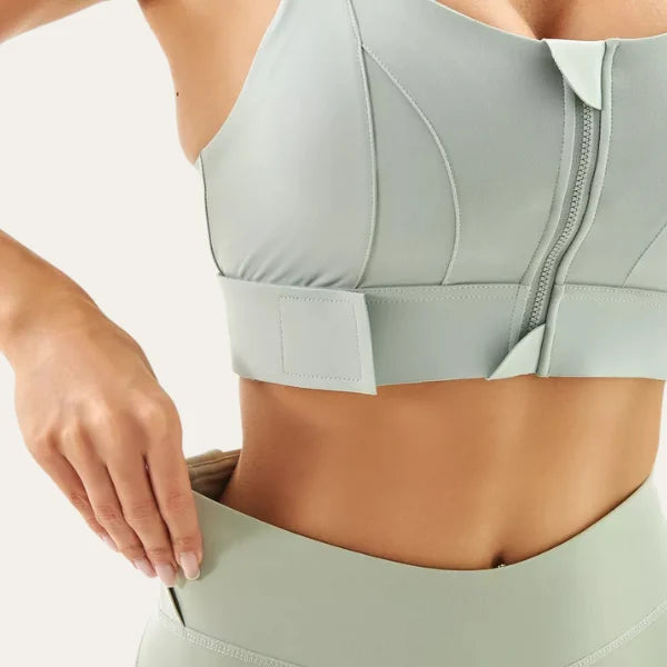 Close-up do soutien desportivo branco gelo Alba Le Liss mostrando a faixa inferior ajustável em velcro para suporte personalizado.