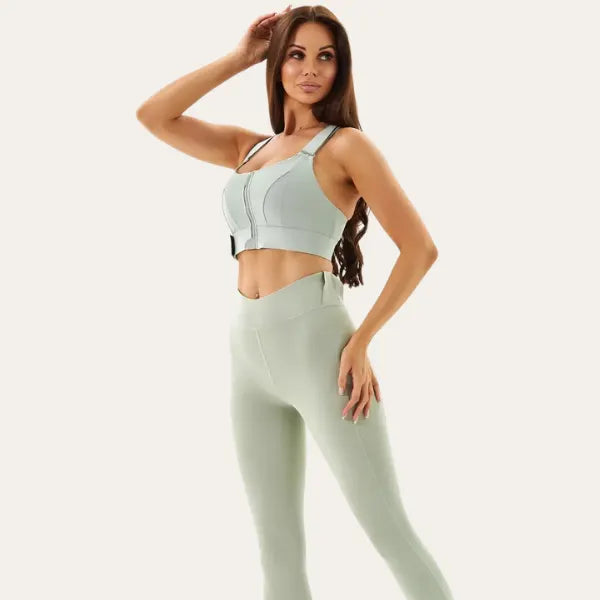 Modelo a usar soutien desportivo branco gelo Alba Le Liss com fecho frontal e suporte firme, ideal para treinos de alto impacto.