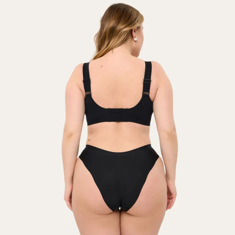 Soutien Nabel Le Liss preto sem aros vista traseira com alças largas e fecho regulável em modelo plus size