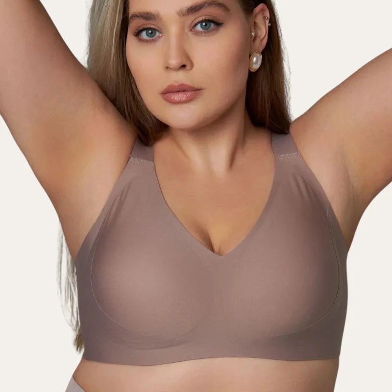 Modelo a usar o soutien Firm nude Le Liss, com design sem aro e decote em V que valoriza o formato natural do peito.