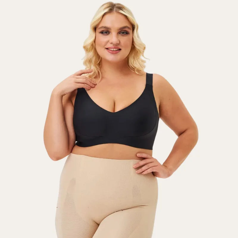 Modelo plus size a usar o soutien Firm preto Le Liss, com design anatómico e suporte seguro que realça o formato natural do peito.