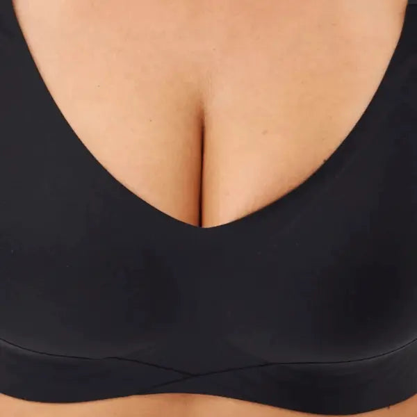 Close-up do soutien Firm preto com decote em V e copas moldadas.