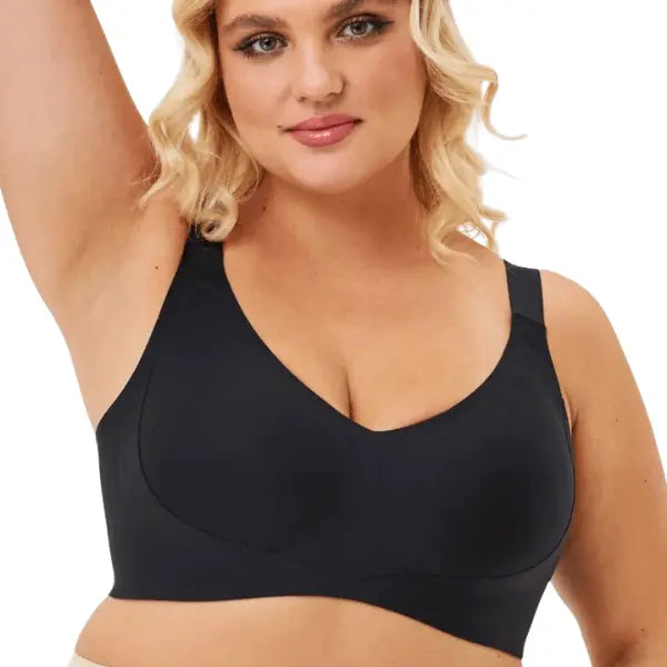 Modelo a usar soutien Firm de sustentação preto sem aro, com design ergonómico que realça o contorno natural.