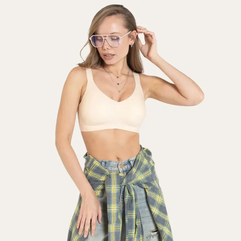 Modelo usando o soutien sem aro bege Grace com acabamento sem costuras e design minimalista.