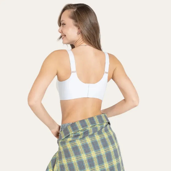 Soutien Grace Palum branco sem aros alças largas reguláveis vista traseira em modelo com camisa xadrez amarrada na cintura
