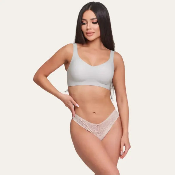 Modelo de frente com Soutien Grace Palum em Névoa e cueca em renda bege