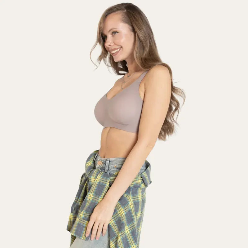 Modelo a usar o soutien Grace nude Le Liss, mostrando laterais largas e efeito natural sob a roupa.