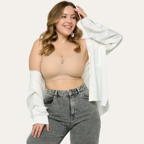 Modelo de frente com Soutien Nabel Palum em Bege e camisa branca aberta